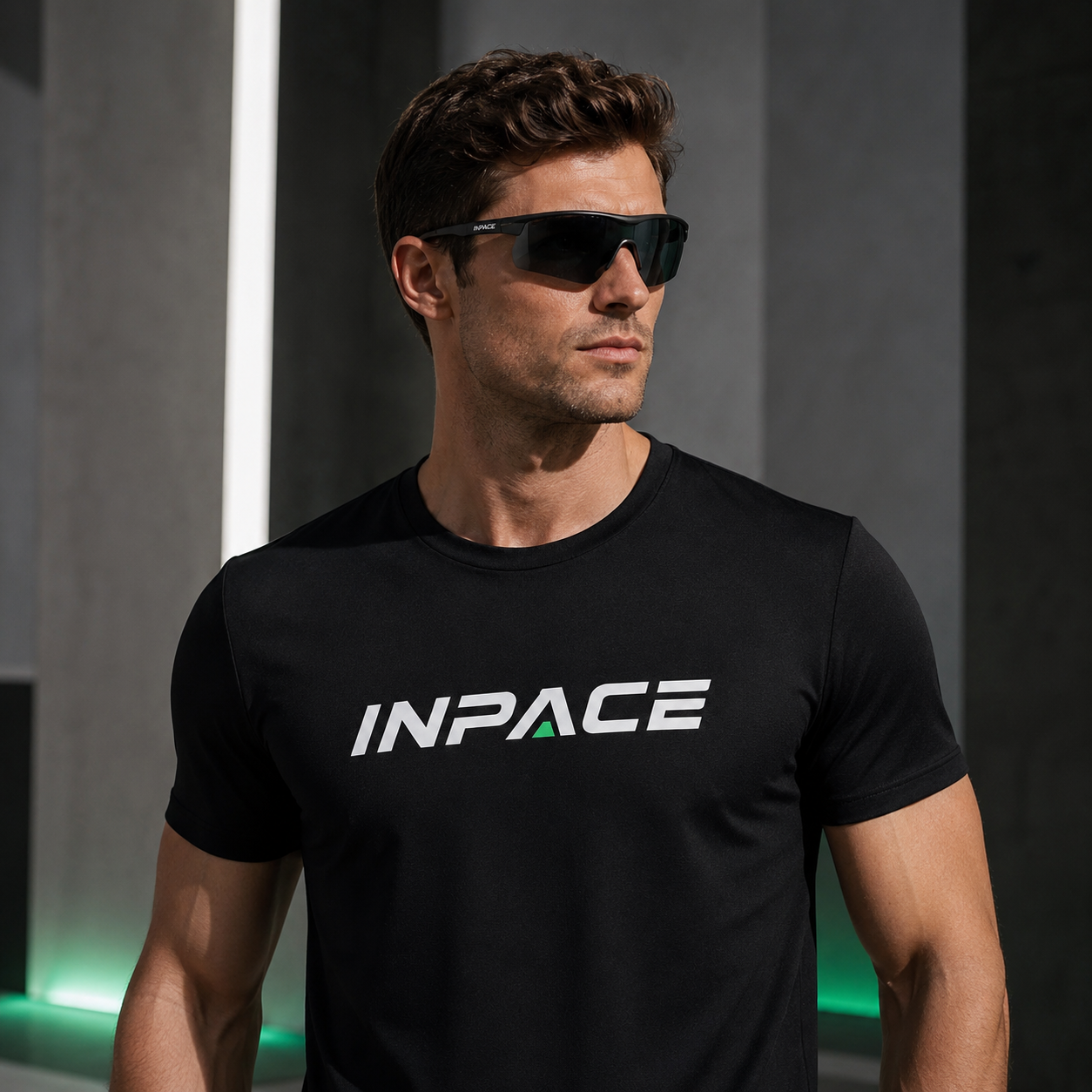 Modelo usando camiseta Inpace